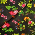 Tkanina wiskozowa - kwietna łąka na czarnym tle