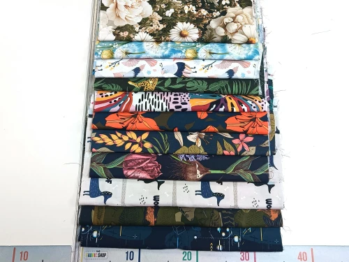 Zestaw - 11 kawałków tkaniny bawełnianej wzorzystej (od 30cm do 33cm)